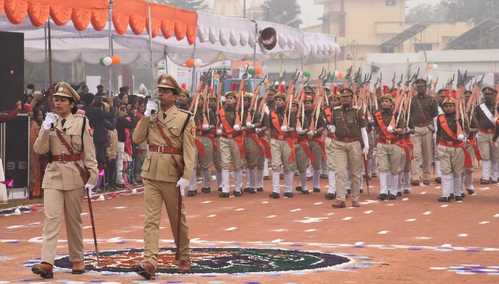 रंग-बिरंगे माहौल में लहराया तिरंगा