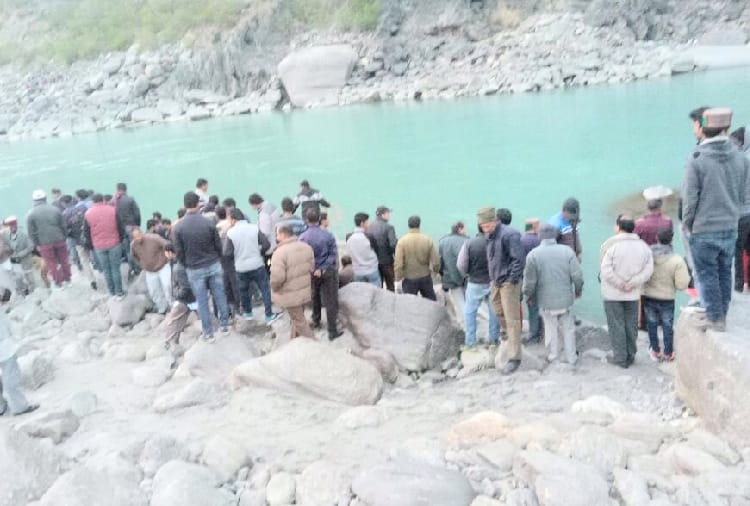 a person drowned in Satluj  river while while taking selfies 