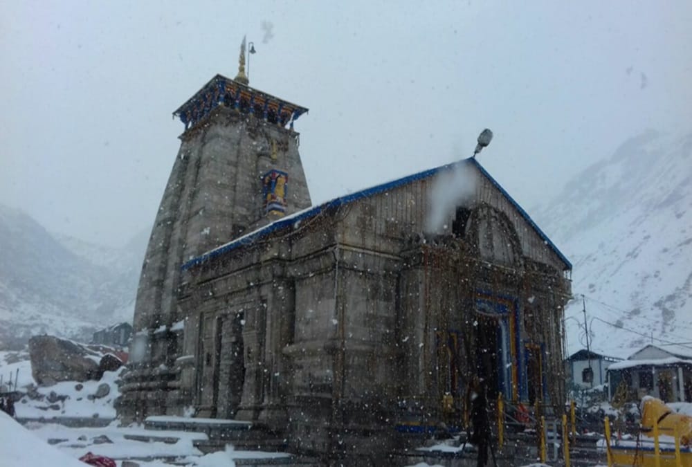 Bitter cold weather after Rain snowfall and fog in kedarnath