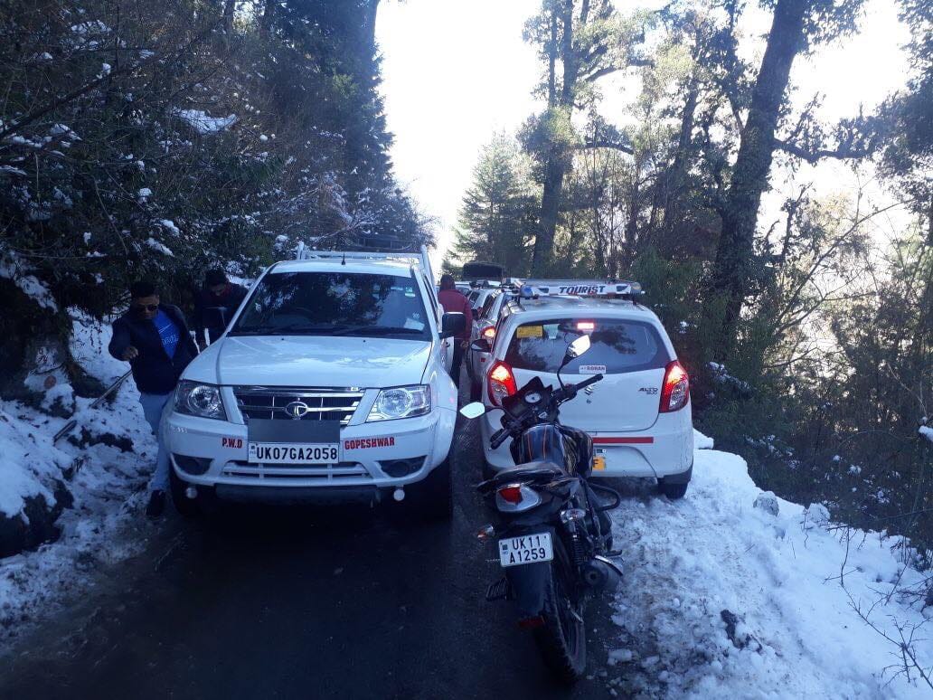 पर्यटक  वाहनों से जाम होने लगा रोहतांग दर्रा