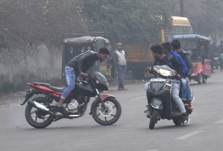 PHOTOS : children were scared to see the stunts, young men fired fast bikes