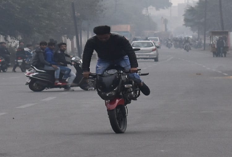 PHOTOS : children were scared to see the stunts, young men fired fast bikes