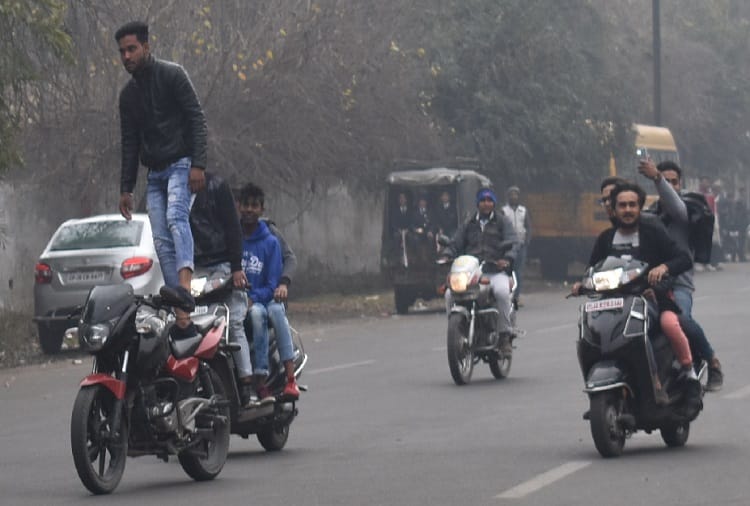 PHOTOS : children were scared to see the stunts, young men fired fast bikes