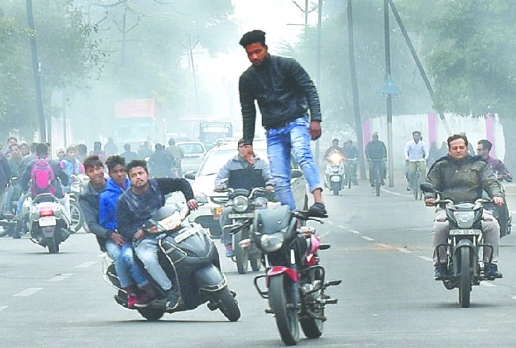 PHOTOS : children were scared to see the stunts, young men fired fast bikes