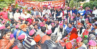 Samajwadi party workers presented potato cattle, Atul questioned PM and CM over disputed questions