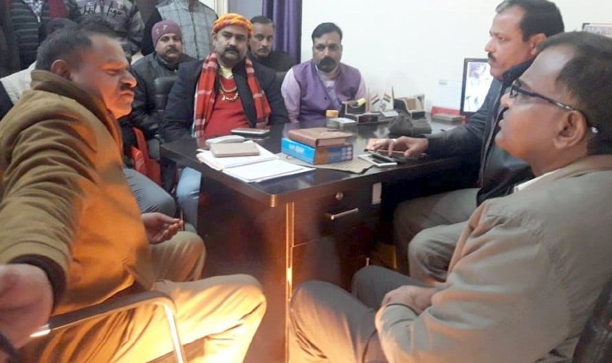 कोतवाली में तीन घंटे चली वार्ता के बाद भी नहीं निकला हल