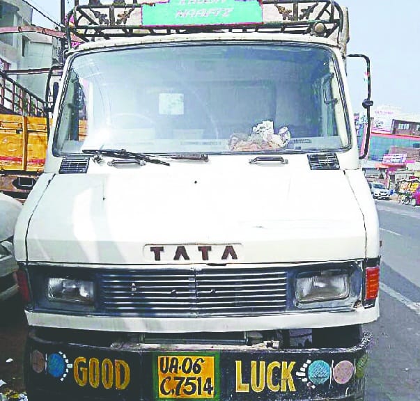 mini truck ki takkar se bike savaar ghayaal