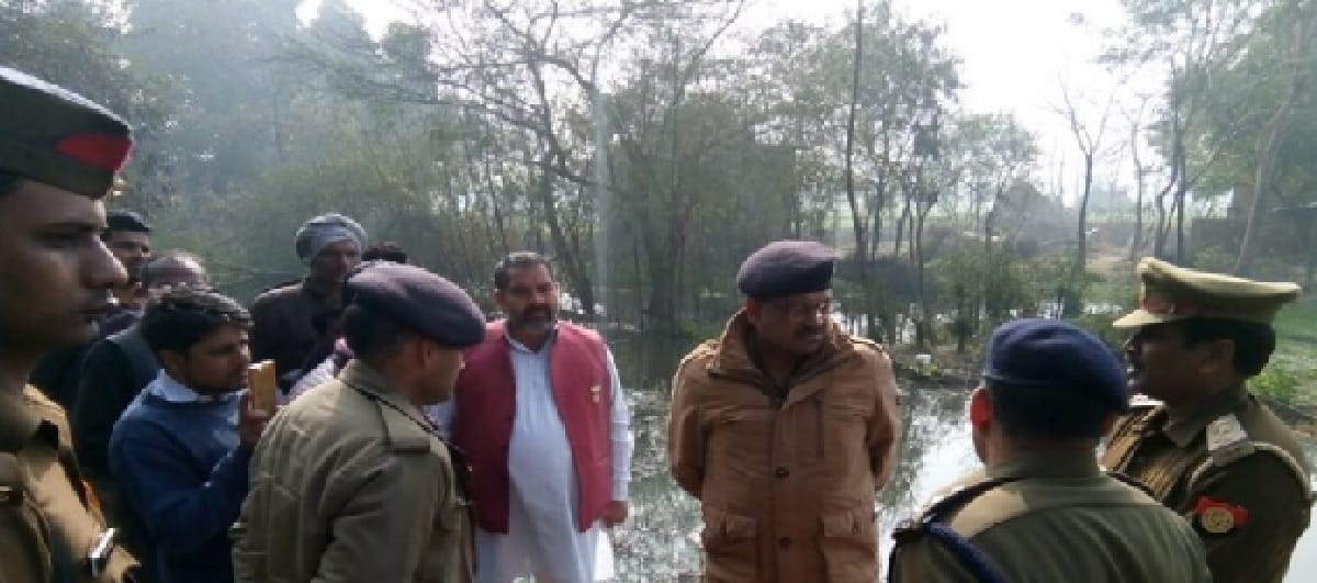  two policemen and five other dies in car accident in UP aligarh