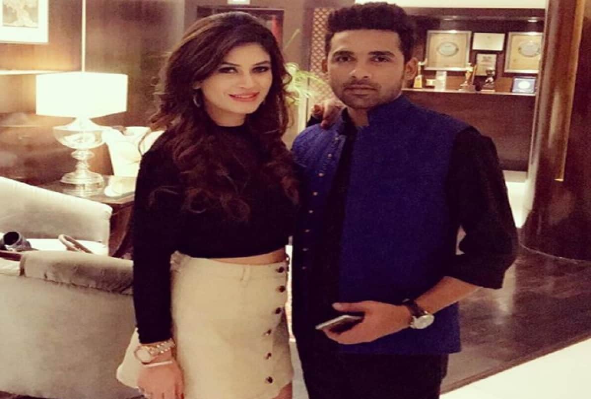 Puneesh Sharma and Bandgi Kalra celebrating Rose Day before Valentine's Day
