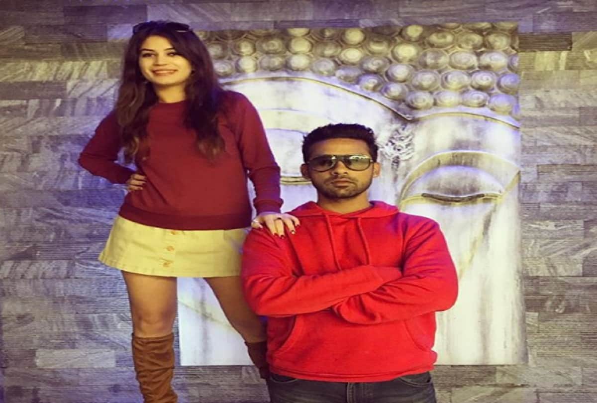 Puneesh Sharma and Bandgi Kalra celebrating Rose Day before Valentine's Day