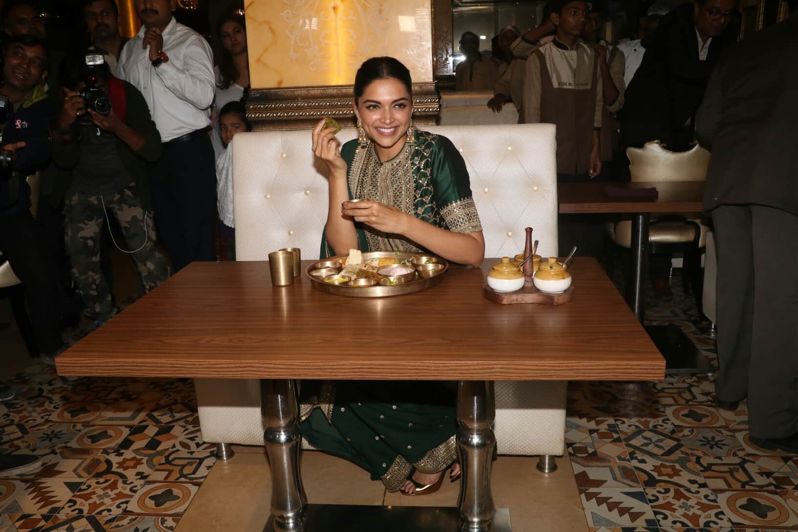 deepika padukone celebrated padmaavat box office collection