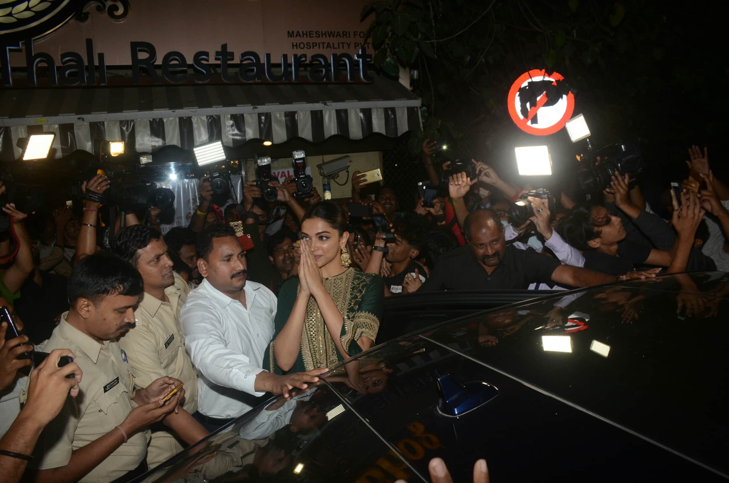 deepika padukone celebrated padmaavat box office collection