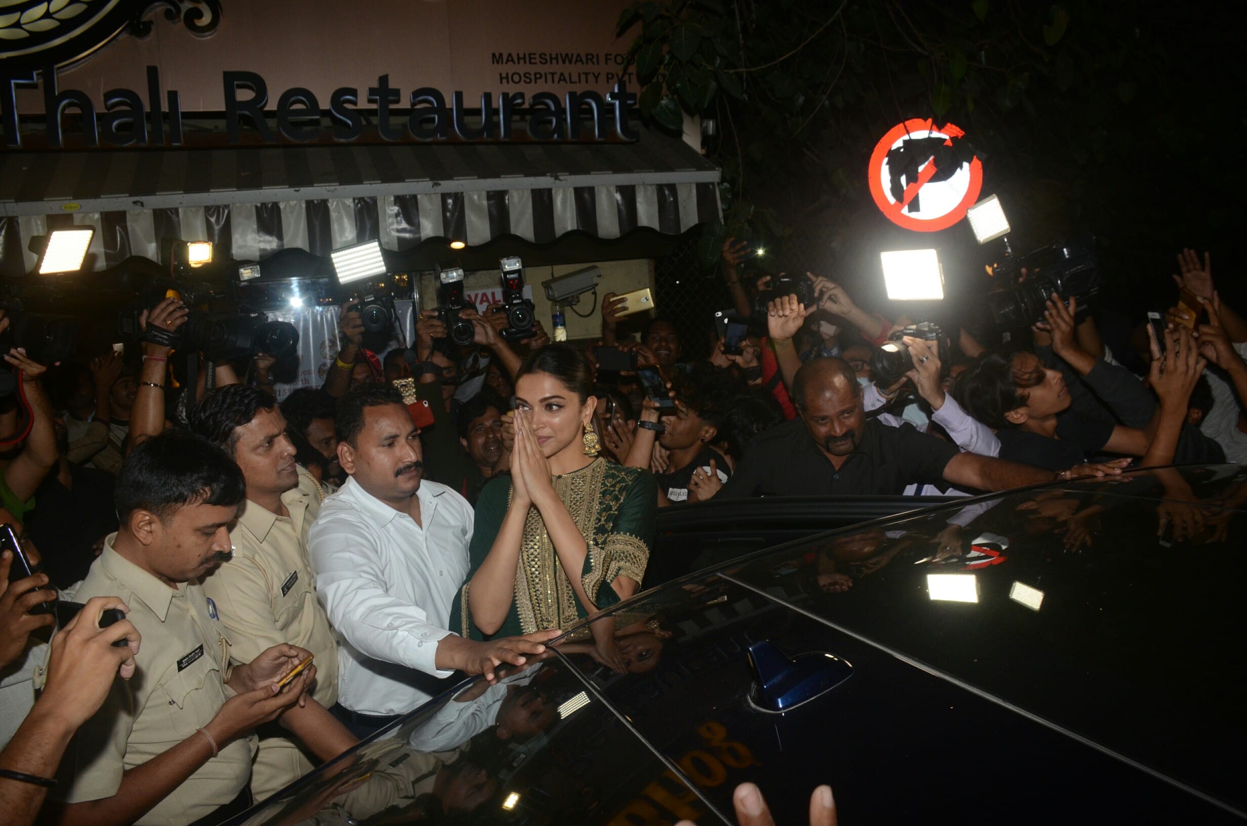deepika padukone celebrated padmaavat box office collection