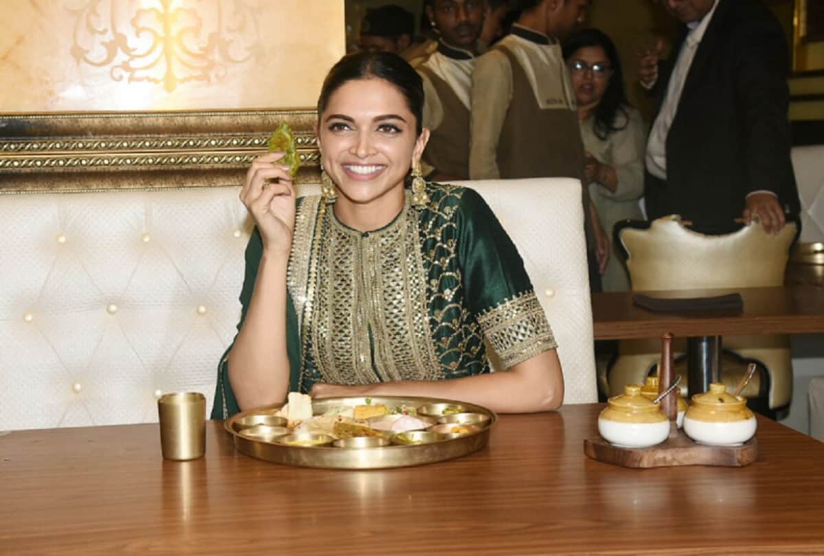 After Padmaavat success Deepika Padukone having Rajasthani thali at Mumbai 