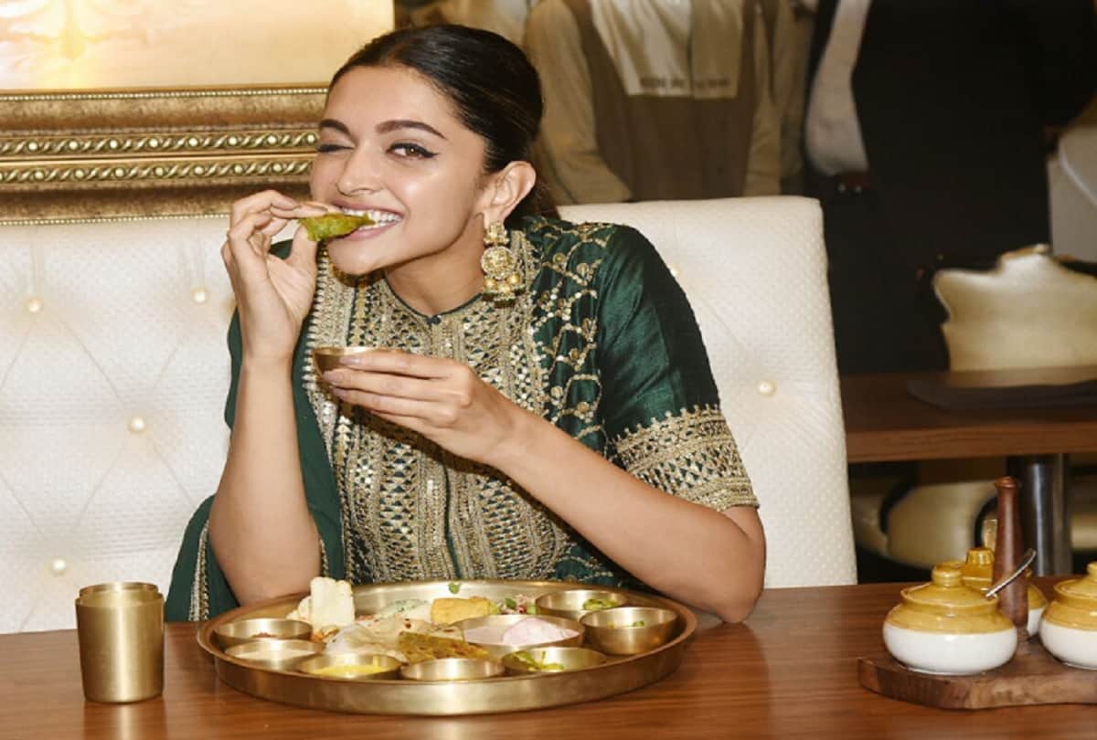 After Padmaavat success Deepika Padukone having Rajasthani thali at Mumbai 