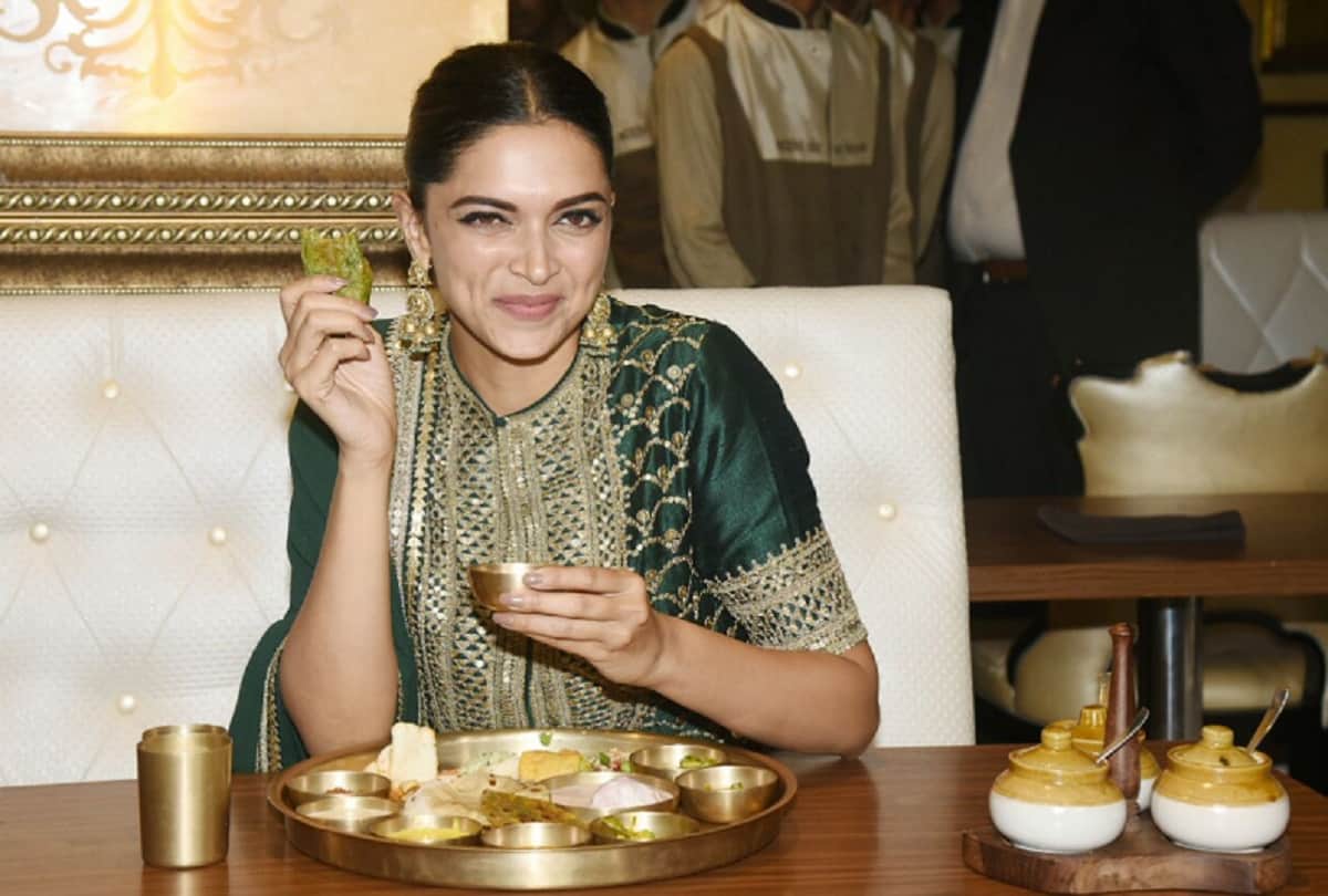 fardeen khan was model and deepika was his in background 