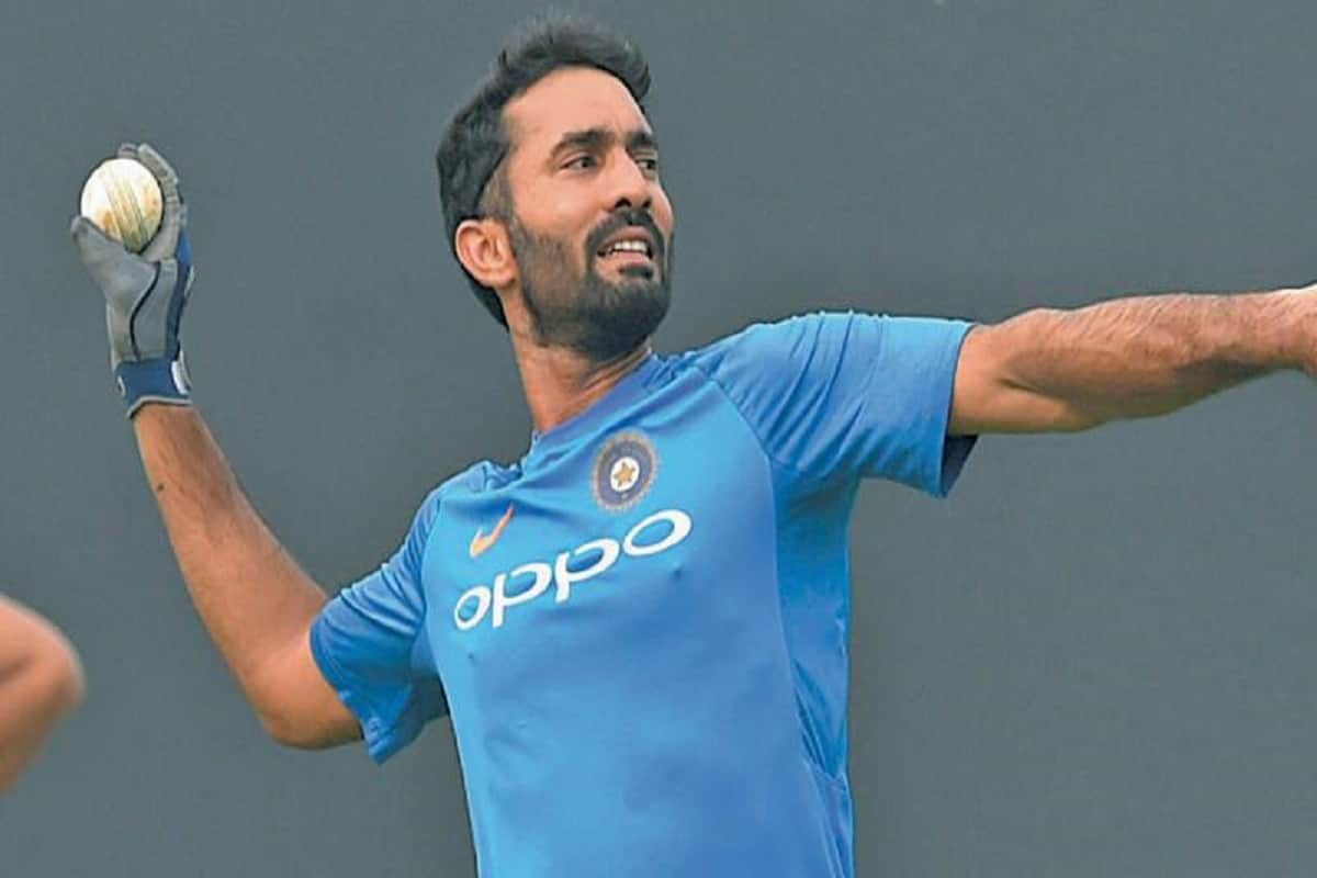 dinesh karthik became first player who used as a substitute wicketkeeper in cricket history