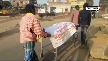 Accident victim’s body covered with advertisement hoarding flex in dumka