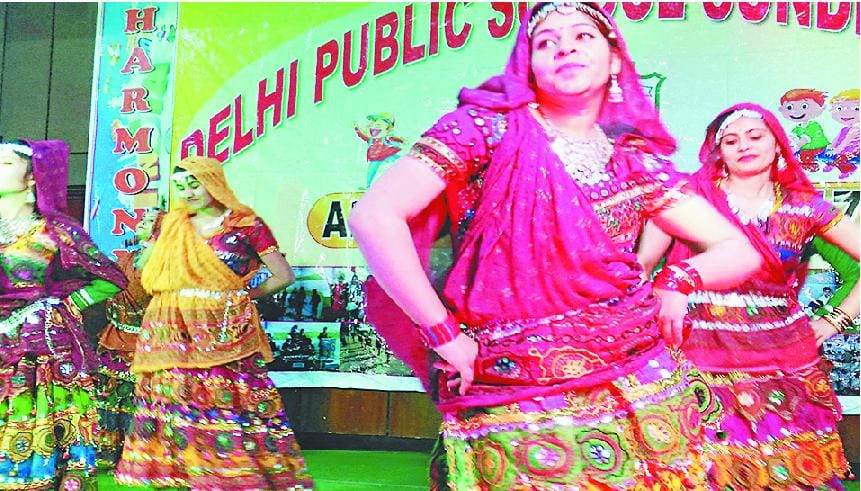 घूमर राजस्थानी लोकनृत्य पेश कर छात्राओं ने मोहा सबका मन