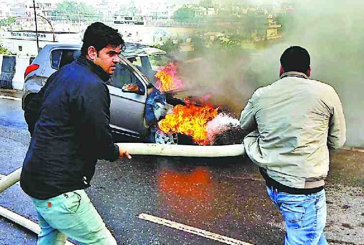 fire in chandigarh family car on national highway