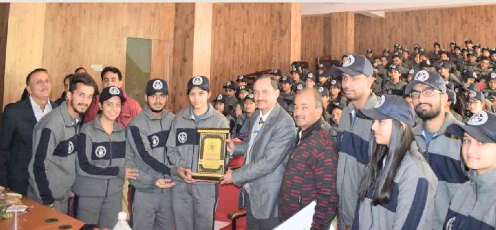 नौणी विवि के 98 छात्र रवाना