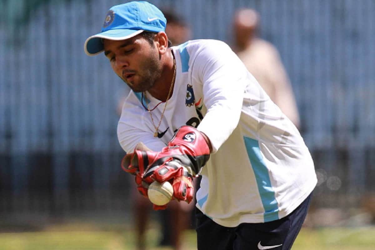 dinesh karthik became first player who used as a substitute wicketkeeper in cricket history