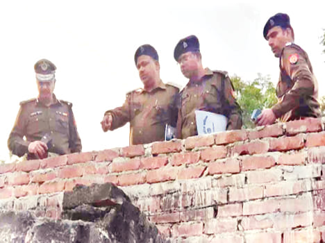 Robbery in two houses in Farrukhabad, murder of couple