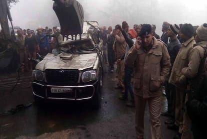 Seven dies including two policemen in road accident at Aligarh