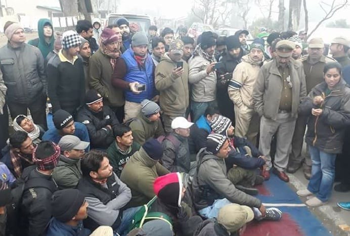 बेरोजगार युवाओं ने वन विभाग का टेड़ा गेट बंद किया