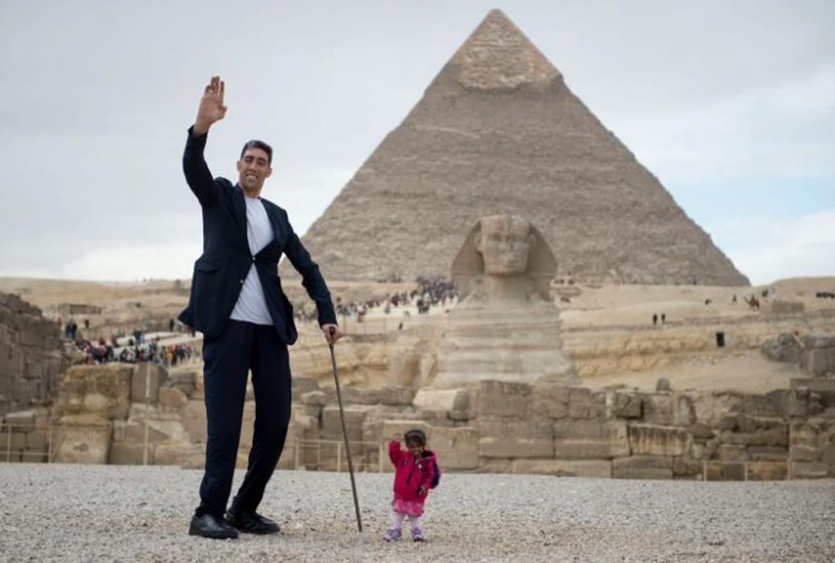 unique photoshoot of world tallest man and shortest women see pics