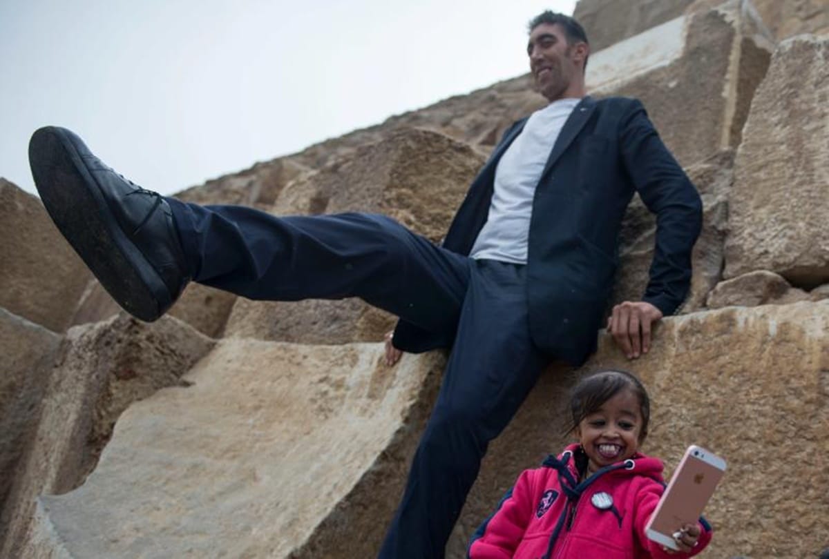 unique photoshoot of world tallest man and shortest women see pics