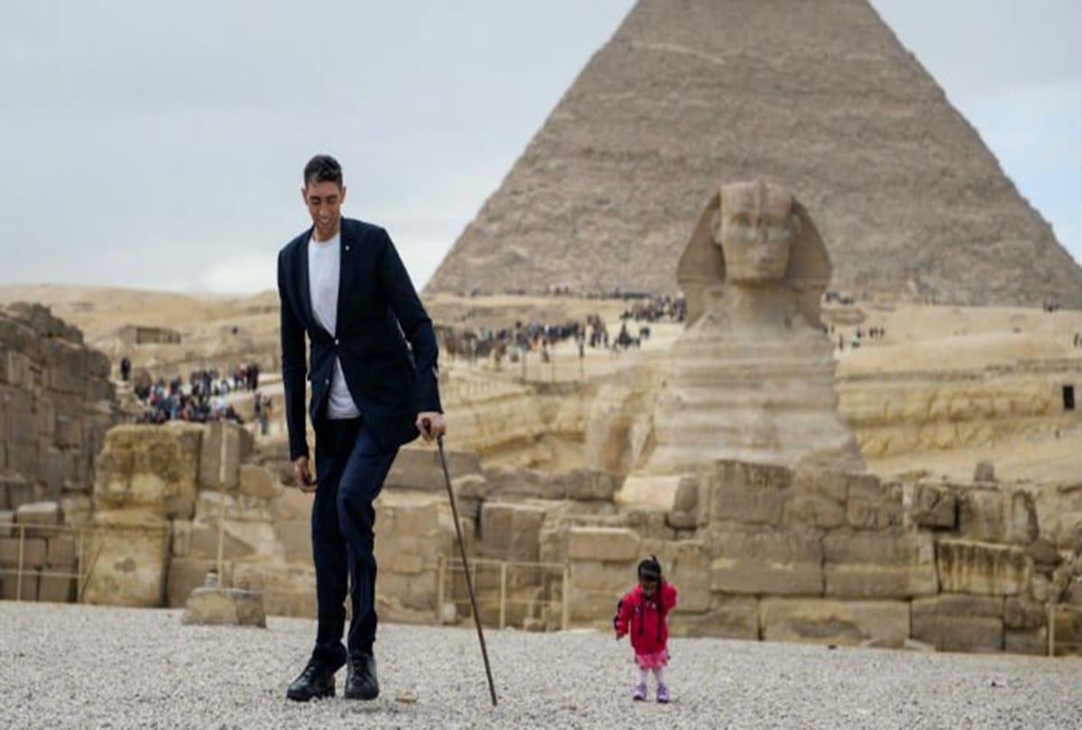 unique photoshoot of world tallest man and shortest women see pics