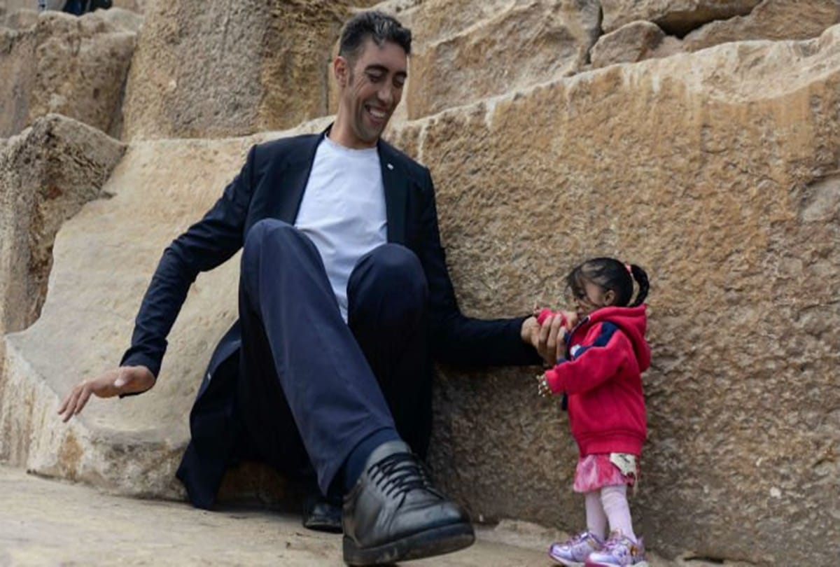 unique photoshoot of world tallest man and shortest women see pics
