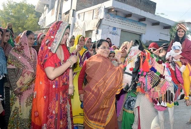 महिला सांसद की अनूठी पहल बेटी को घोड़ी पर बैठा कर दिया बड़ा संदेश Unique Initiative In The 4665