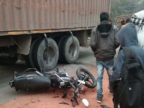 ट्रक की टक्कर से बाइक सवार पिता-पुत्री की मौत, दो घायल