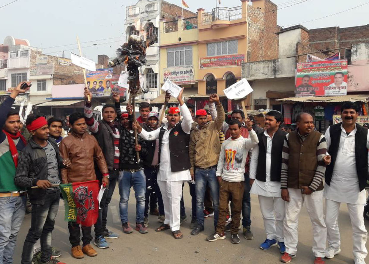 सपाइयों ने मुख्यमंत्री का पुतला जलाया