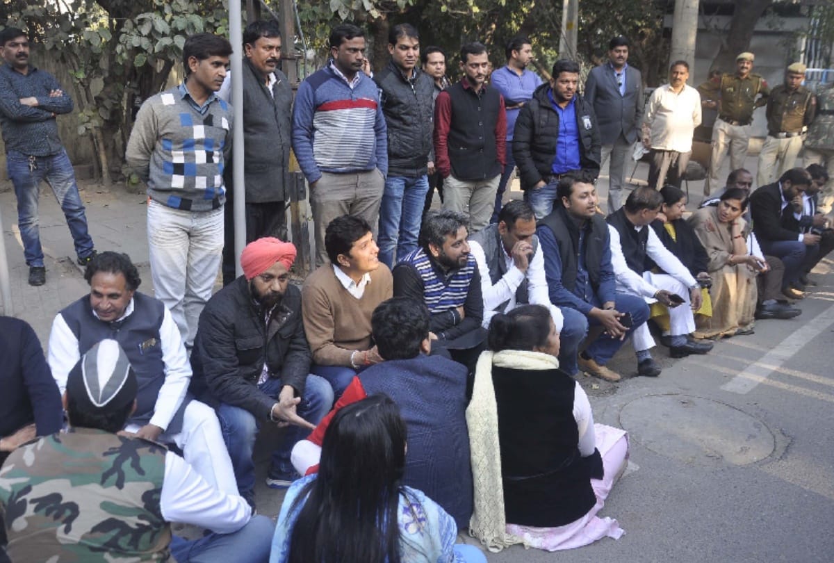 aap mla's met lg regarding sealing campaign