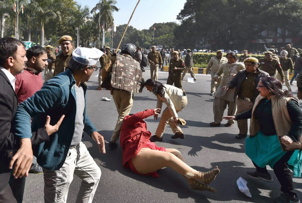 aap protesters beaten by delhi police in protest of sealing