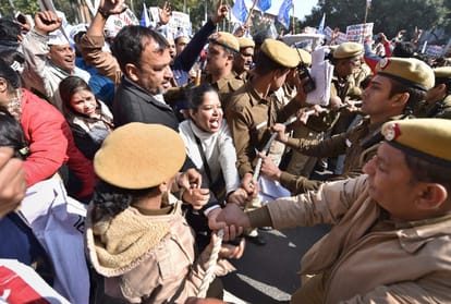 aap protesters beaten by delhi police in protest of sealing