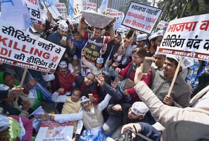aap protesters beaten by delhi police in protest of sealing