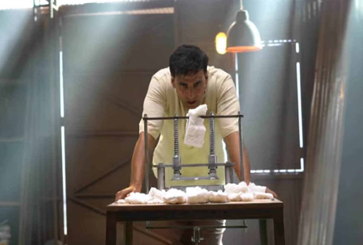 Padman Saale Sapne song making video out Akshay Kumar learns how to make sanitary pads 