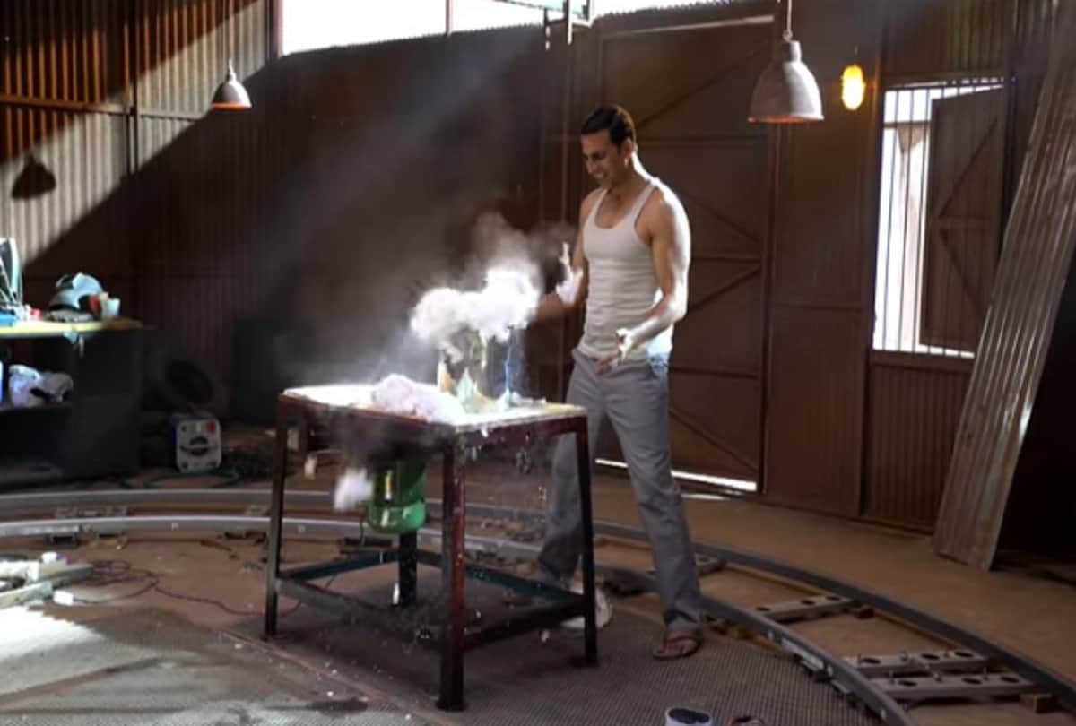 Padman Saale Sapne song making video out Akshay Kumar learns how to make sanitary pads 