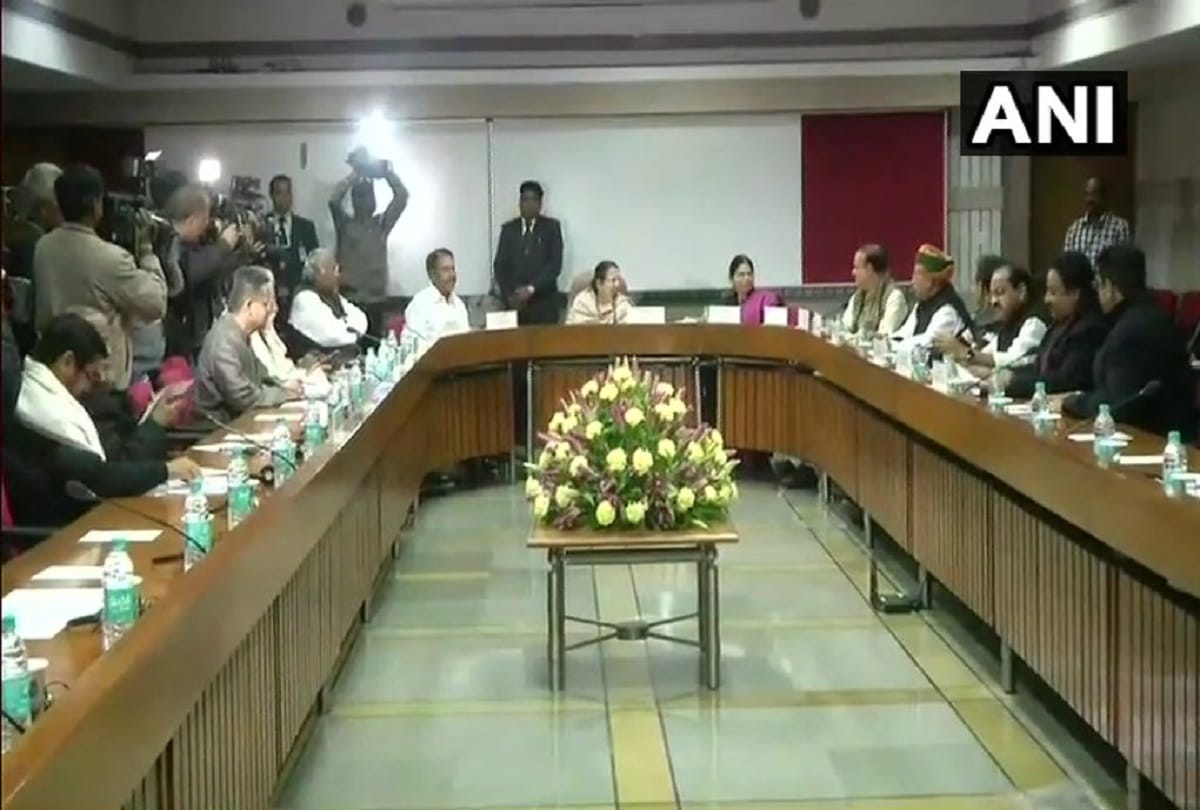 Budget session: When smiling after Sumitra's dinner, PM Modi and mallikarjun kharge