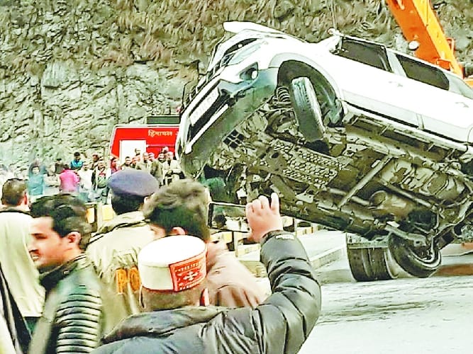 लारजी डैम में मिली कार, दो लोगों के डूबने की आशंका