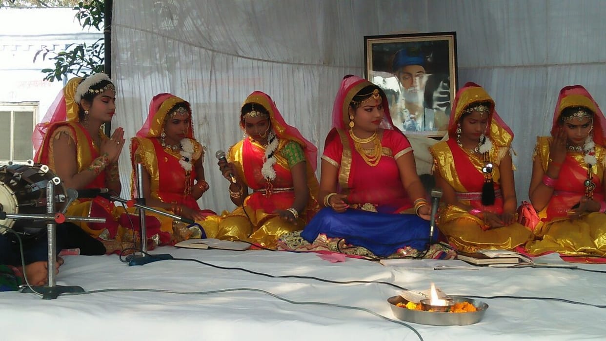 श्रद्धालुओं ने कबीर की समाधि और मजार पर मत्था टेका