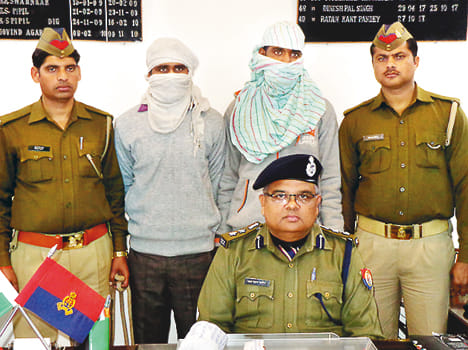 हत्या के मामले में खुलासा करते एसपी