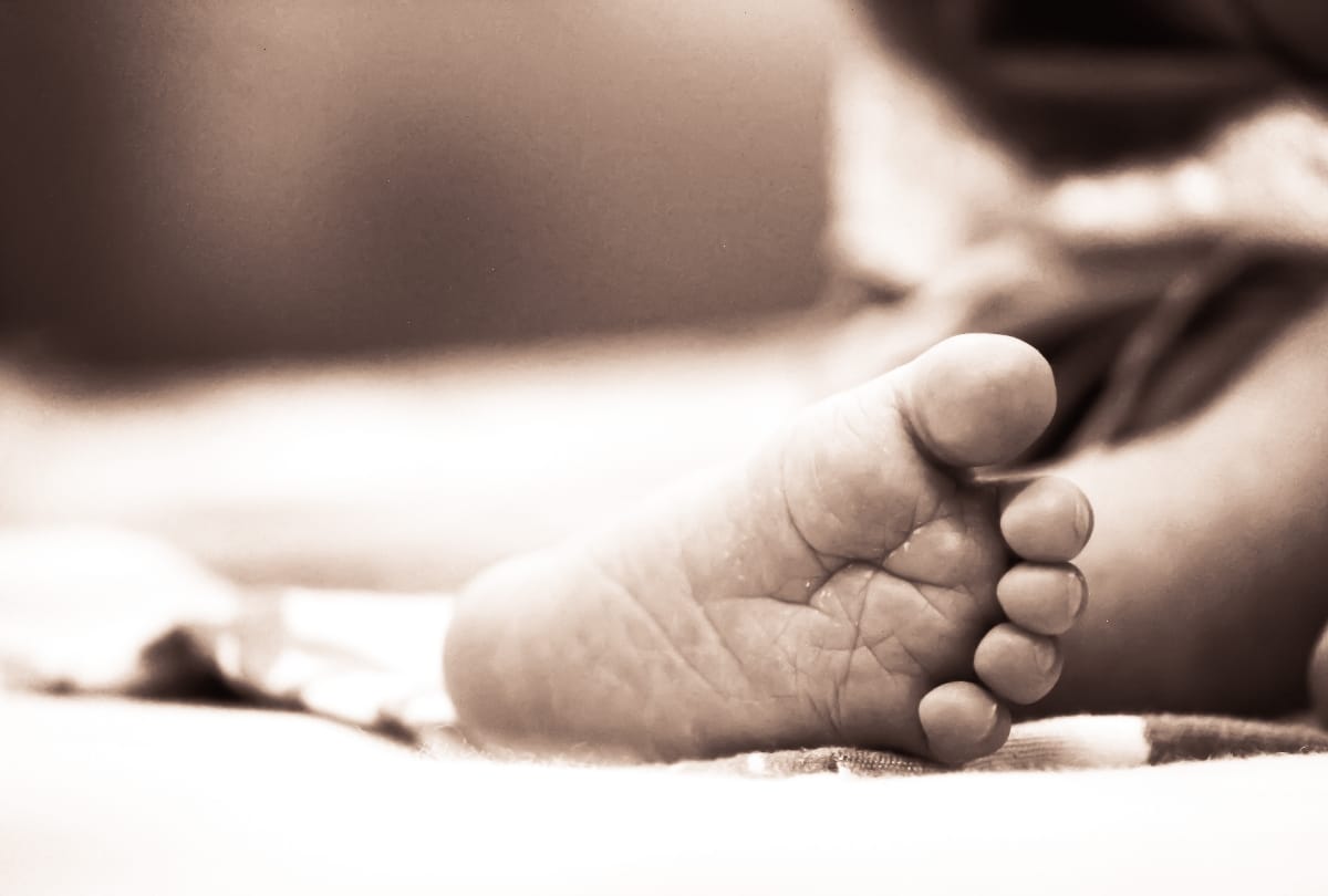 One year old child dies by rope hanged on bed in agra