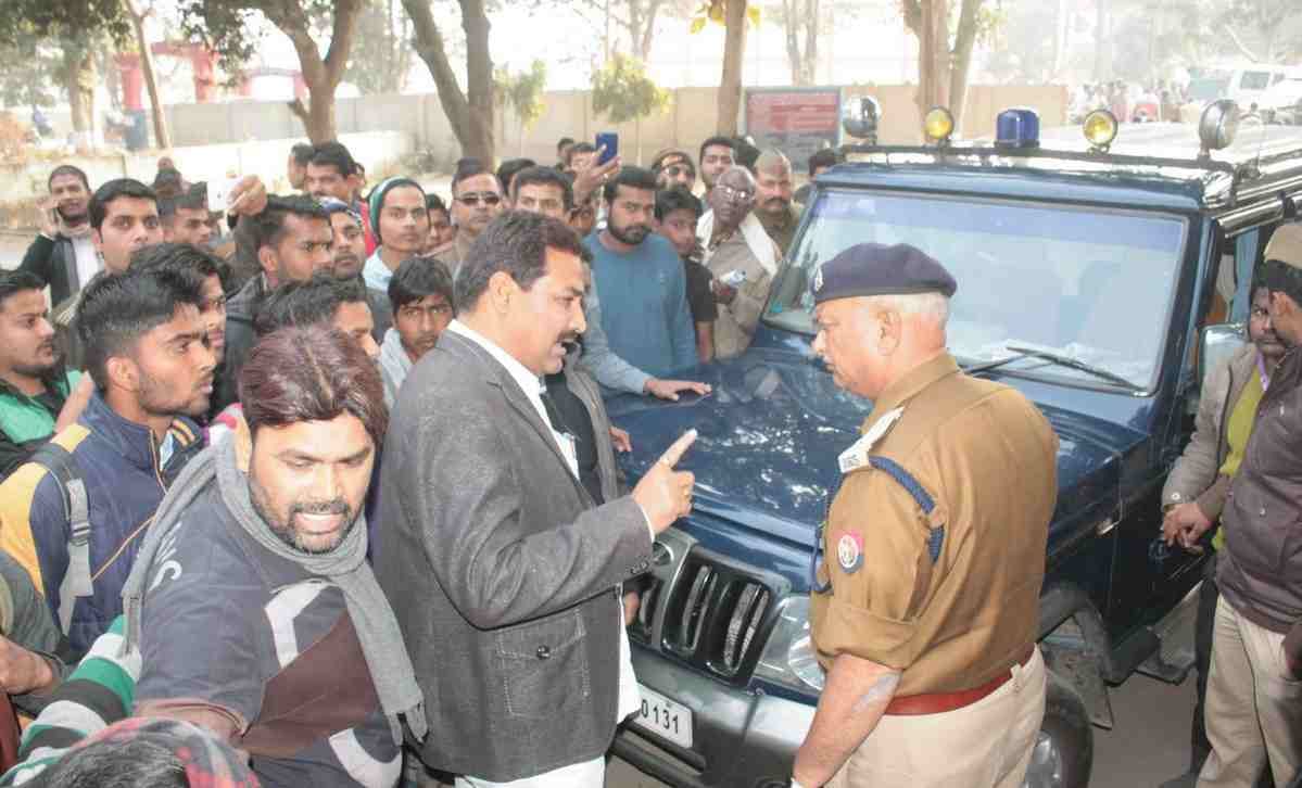 Lawyer and constable fight on road at ballia