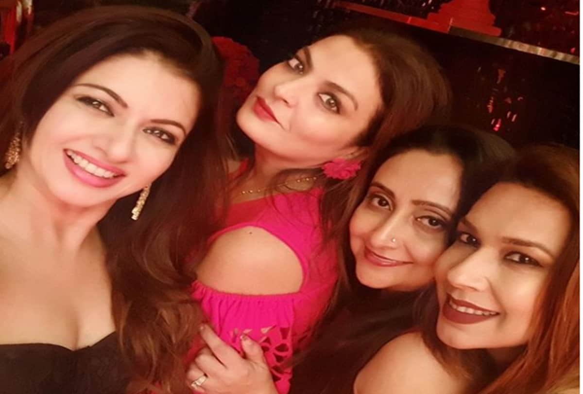 Maine Pyar Kiya actress Bhagyashree and Sheeba enjoyed Wedding on nephew In Goa