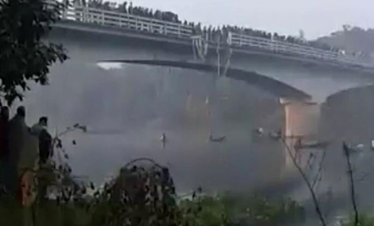 bus crashed the bridge and plunged into a river angry mob throws stone on police